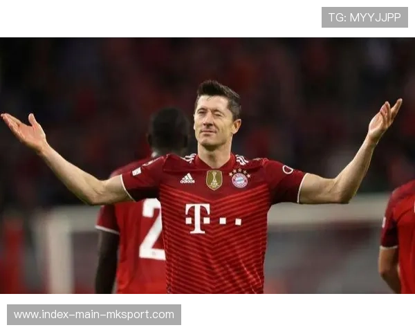 莱万细腻控球化解包夹，让拜仁有效持球推进