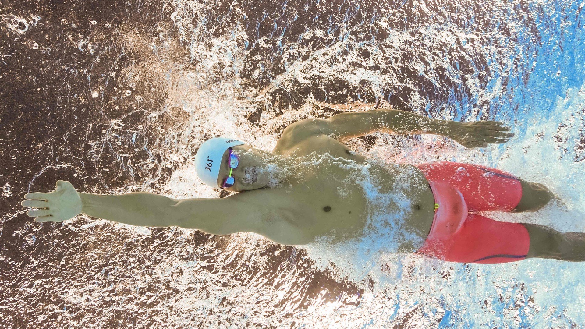 未来足球：场地融入AR球门、智能哨声，赛事更精彩，足球智能设备